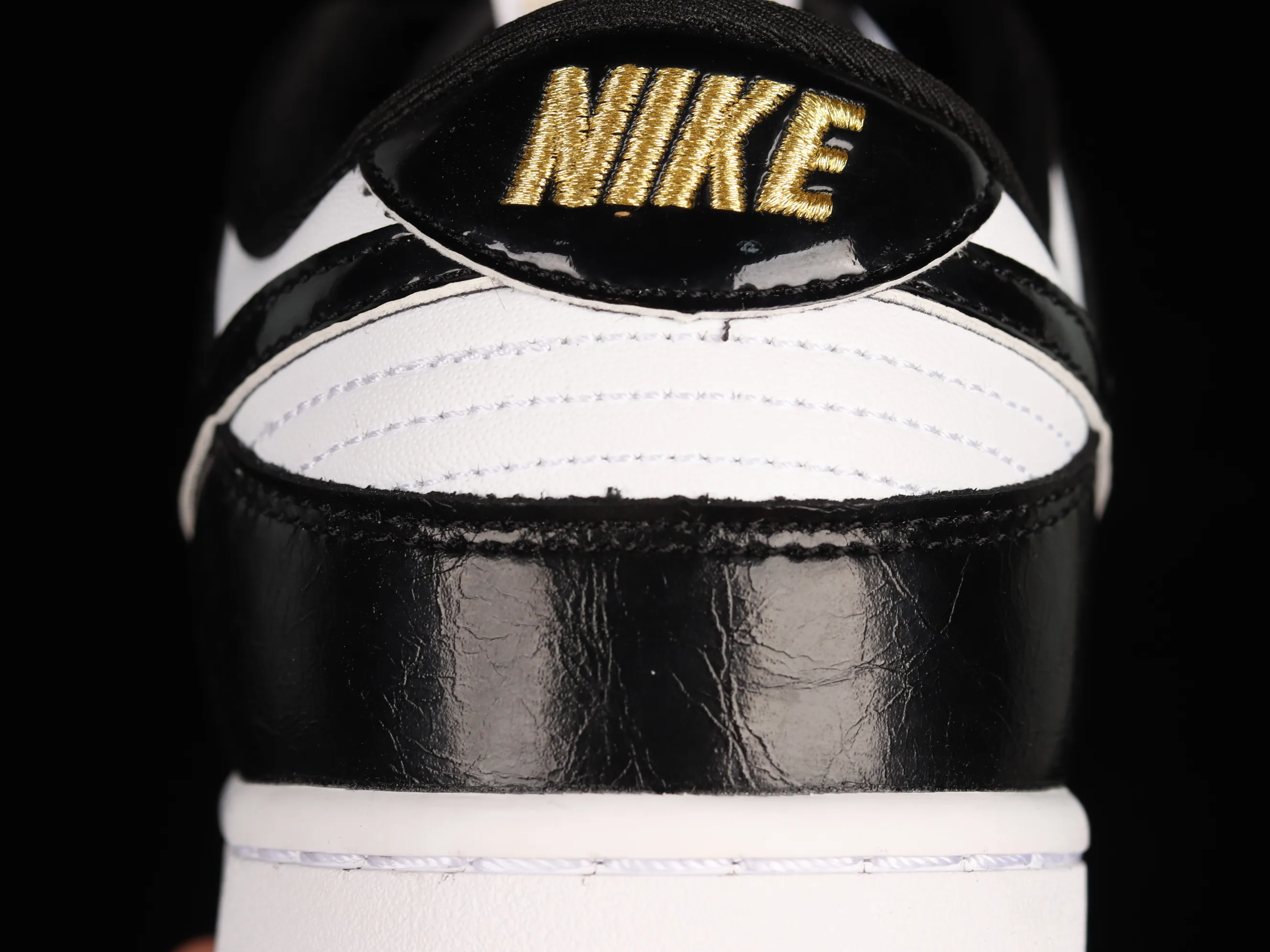 All categories Nk SB Dunk series Nk SB Dunk Low low-top sneakers F version special price Nk Dunk SB Low black and white patent leather panda SB smashed backboard fashion casual sneakers DR9511-100